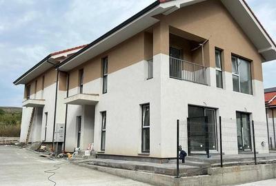Duplex cu 4 camere cu Canalizare în Chinteni - 1