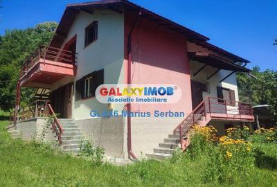 Casă cu 5 camere cu Teren 3657 Mp în Valea Lungă