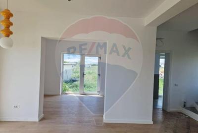 Casa / Vila - 132,5 mp , teren - 264 mp / zona Carcea - 12