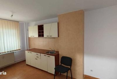 Apartament cu 4 camere semidecomandat în Turda