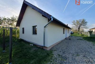 Casă cu 4 camere cu Teren 938 Mp în Sânmihaiu Român