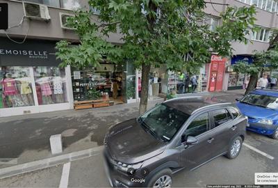 Iuliu Maniu 55, trafic auto+pietonal intens, stație STB+M în față, curent 380 - 2