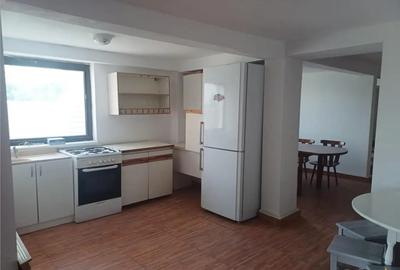 Casă cu 7 camere cu Canalizare în Prejmer