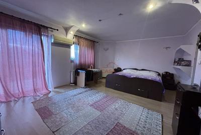 Casă individuală cu 7 camere cu Canalizare în Central