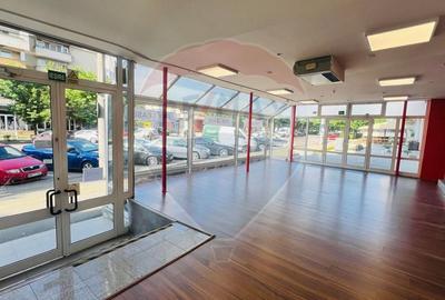 Spatiu comercial cu vitrina central de inchiriat