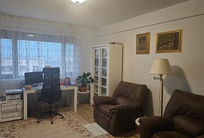 Apartament cu 3 camere semidecomandat în Băneasa