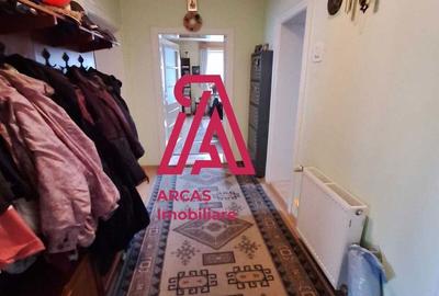 Casă cu 4 camere în Cristian