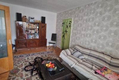 Apartament cu 4 camere semidecomandat în Mărgeanului