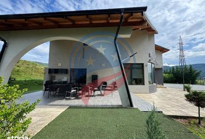 Casă cu 8 camere cu Teren 5574 Mp în Central