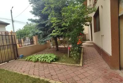 Casă cu 5 camere cu Canalizare în Central - 3