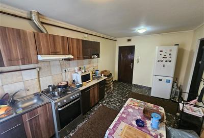 Apartament cu 2 camere semidecomandat, mobilat în Micro I - 17