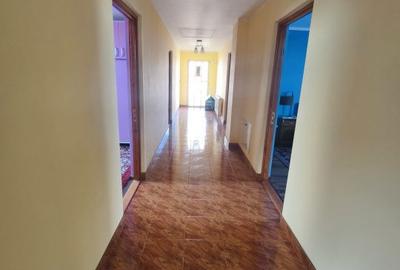 Casă cu 8 camere cu Teren 2300 Mp în Central - 2