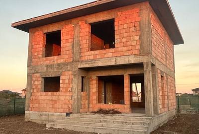 Casă cu 4 camere cu Teren 375 Mp în Roșu - 1