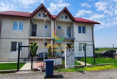 Duplex cu 4 camere cu Canalizare în Exterior Est