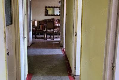 Apartament cu 3 camere decomandat în Petros