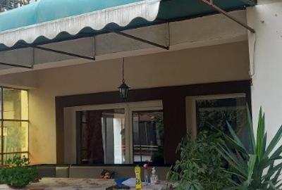 Casă cu 5 camere cu Teren 530 Mp în Central