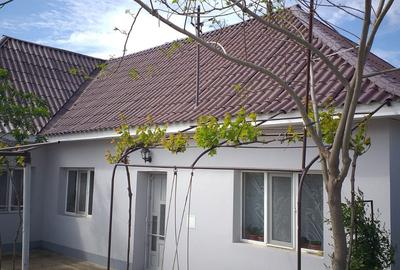 Casă cu 4 camere în Corbu