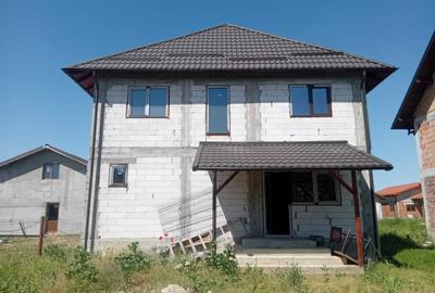 Casă cu 4 camere în Târgșoru Nou