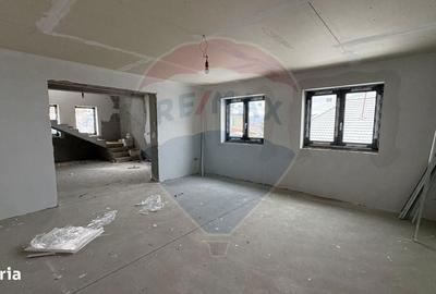 Casă cu 6 camere cu Teren 822 Mp în Central - 1