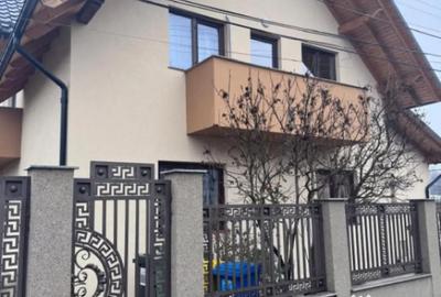 Casă cu 7 camere cu Teren 400 Mp în Central - 2