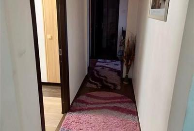 Apartament cu 3 camere decomandat în Tractorul - 9