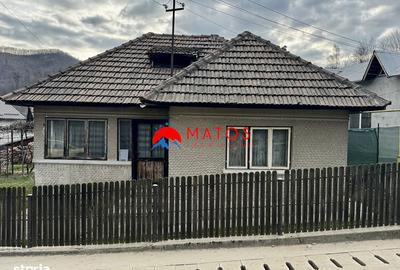 Casă cu 3 camere decomandat în Bobolia
