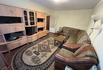 Apartament cu 3 camere decomandat în Micro 9 - 9