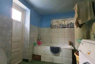 Casă cu 7 camere cu Teren 2500 Mp în Brateiu - 3