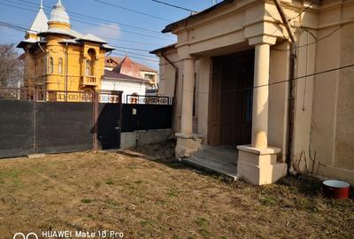 De vanzare (de inchiriat) , in zona centrala, casa cu curte de 1100mp - 12