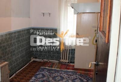 Apartament cu 3 camere decomandat în Roman - 3