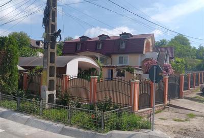 Casă cu 9 camere cu Canalizare în Cârlig