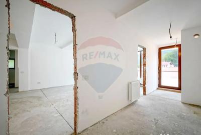 Apartament cu 4 camere semidecomandat în Schei