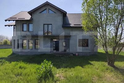 Casă cu Teren 1607 Mp în Central - 1