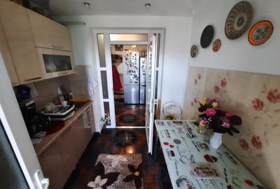 Apartament cu 3 camere decomandat, mobilat în Alexandru cel Bun
