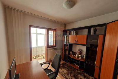 Apartament de inchiriat cu 4 camere,etajul 1 - 10