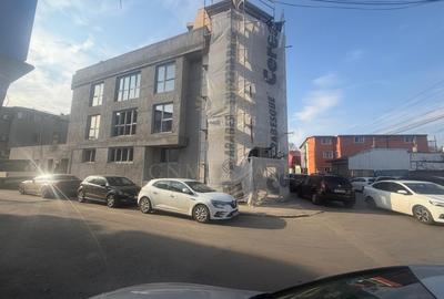 Apartament cu 3 camere semidecomandat, mobilat în Tineretului