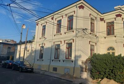 Casă cu 14 camere în Central - 1