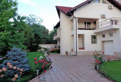 Casă individuală cu 8 camere cu Canalizare în Pipera