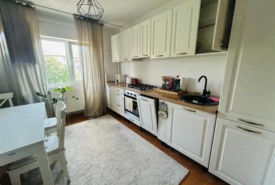 4 camere decomandat cu 2 băi și 3 balcoane,centrala termica lingă