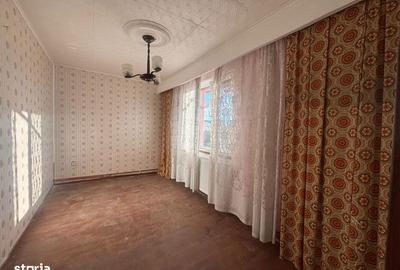 Casă cu 6 camere cu Teren 700 Mp în Groși