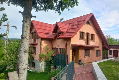 Casă cu 4 camere în Surdești - 1