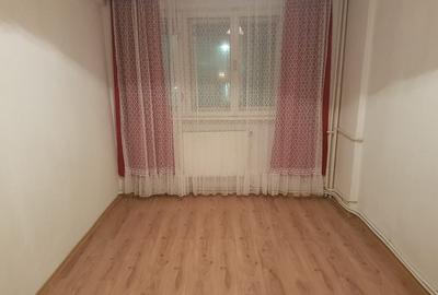 Apartament trei camere, nemobilat, etaj 2, CT, gresie, 9 Mai - 2
