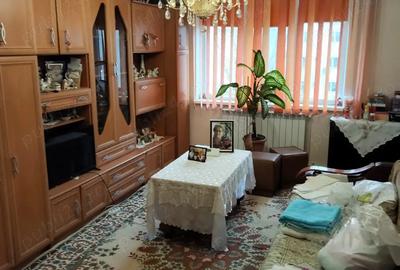 Apartament cu 3 camere decomandat în Far - 1