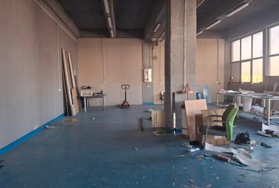 Spațiu industrial, în Titan - 4