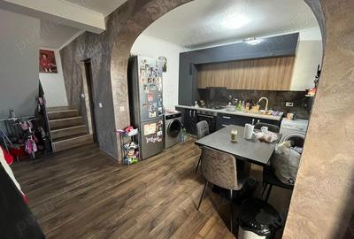 Casă cu 5 camere cu Teren 230 Mp în Central - 1