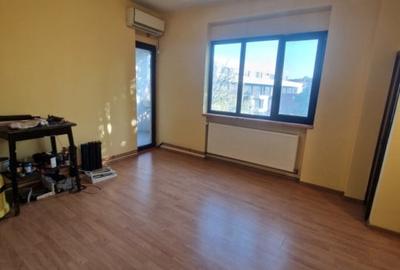 Apartament cu 3 camere semidecomandat, mobilat în Moșilor