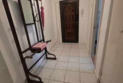 Apartament cu 3 camere semidecomandat în Viziru 1
