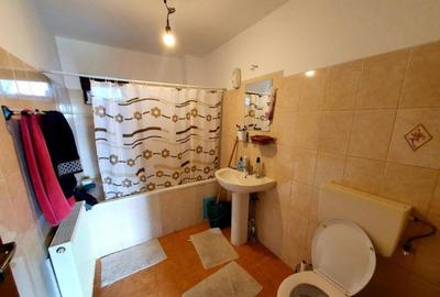 Casă cu 7 camere cu Teren 844 Mp în Apărătorii Patriei - 3