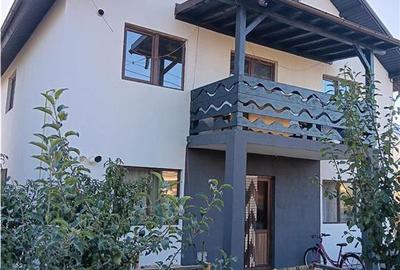 Casă cu 8 camere cu Canalizare în Lunca Cetățuii