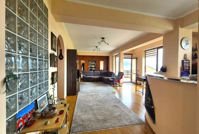 Apartament cu 3 camere decomandat în Tractorul - 4